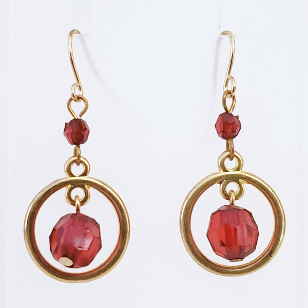 ๐3/$20 Cranberry Beaded Dangly Earrings Gold Tone - Picture 3 of 3